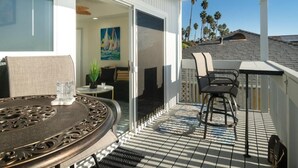 Unclassified image, 5 of 23, button - Fabulous 2 bed Home in Oceanside, beachfront access with stunning sea views (Oceanside)