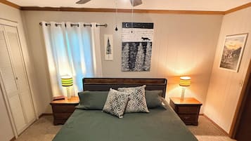 2 bedrooms, desk, WiFi (free), bed sheets