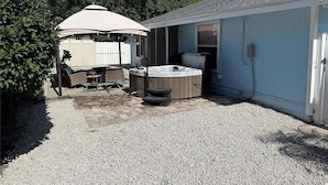 Outdoor spa tub - 3-bedroom cottage in adorable Mount Dora with AC comfort (Mount Dora)