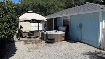 Outdoor spa tub