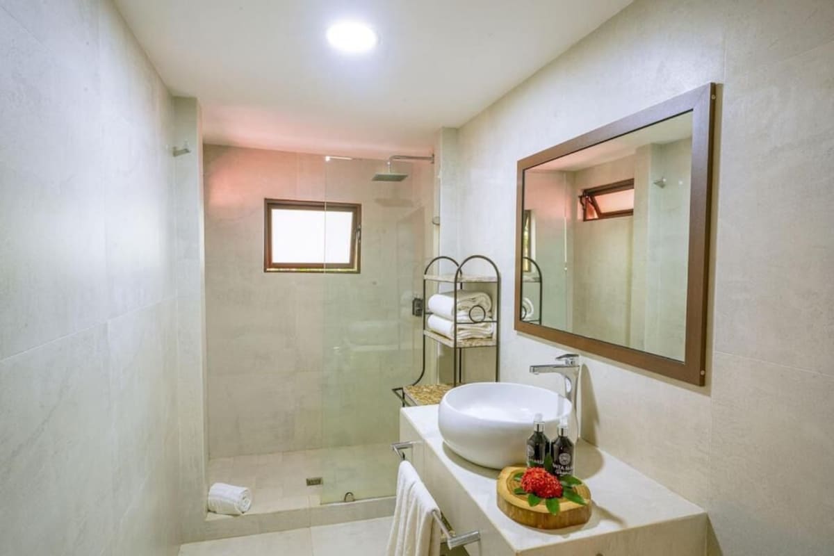 Deluxe Cabin, 3 Bedrooms, Garden View | Bathroom