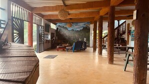 Quarto amplo com um mural, móveis de madeira e uma escada.