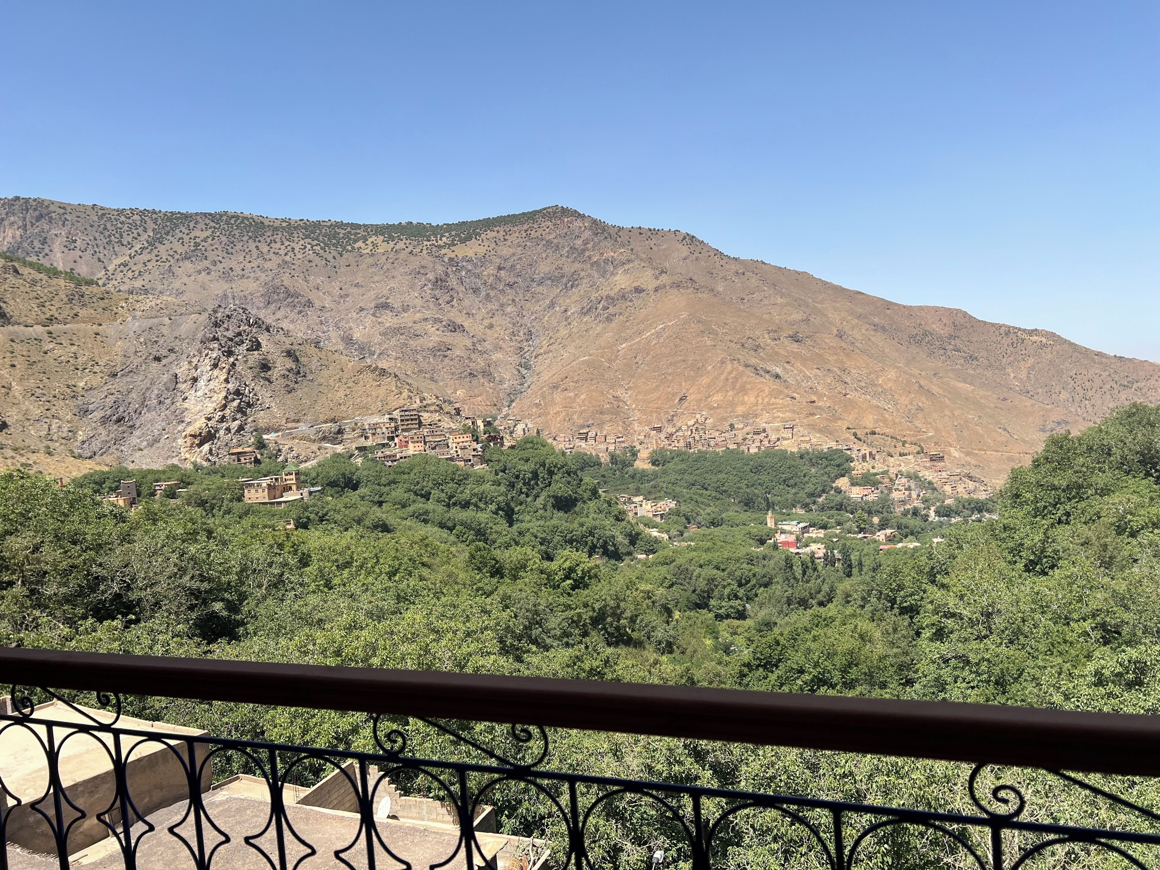 Un paisaje montañoso con un pueblo enclavado en el valle.