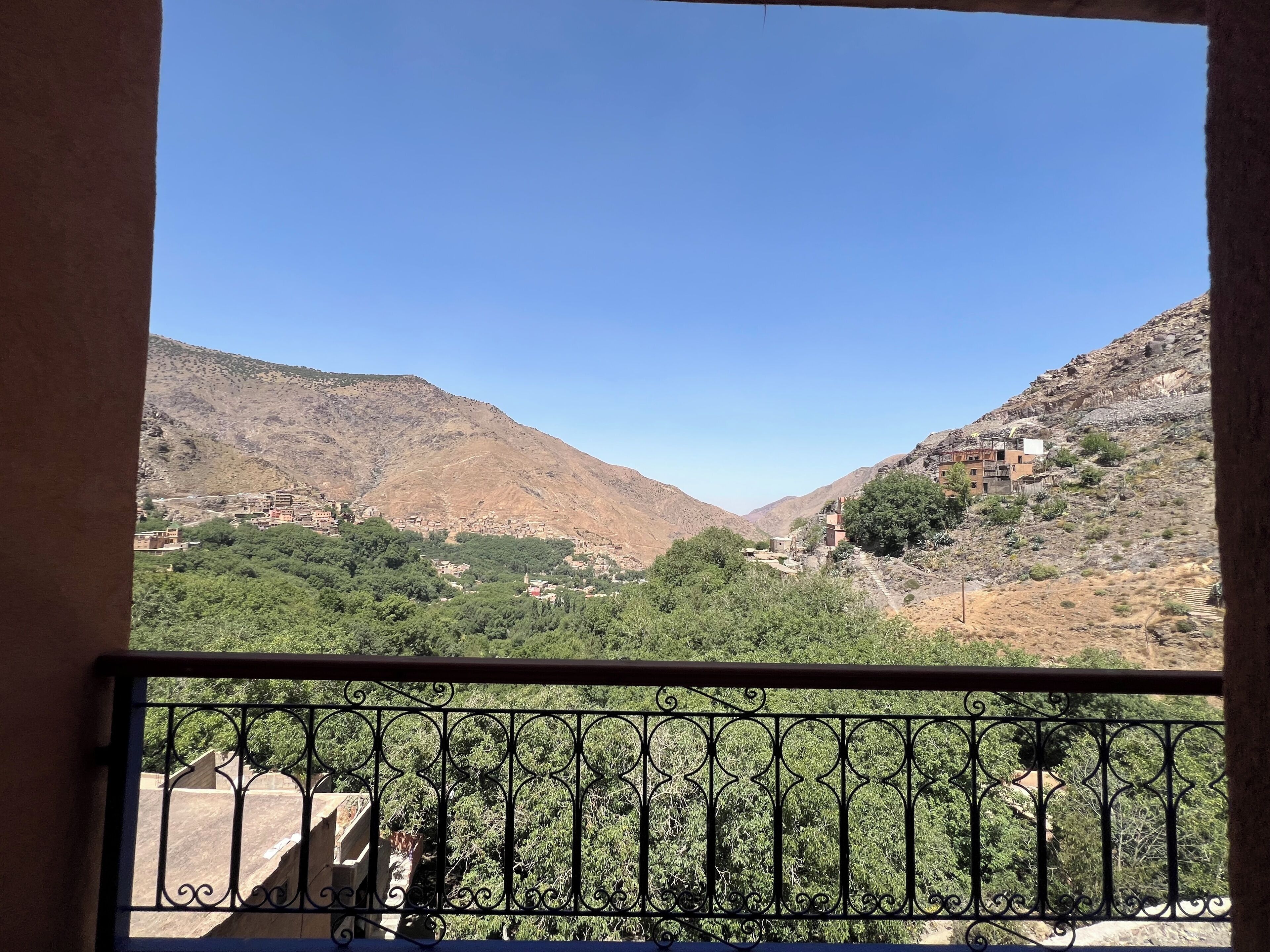 Un paisaje montañoso con edificios ubicados entre las colinas.