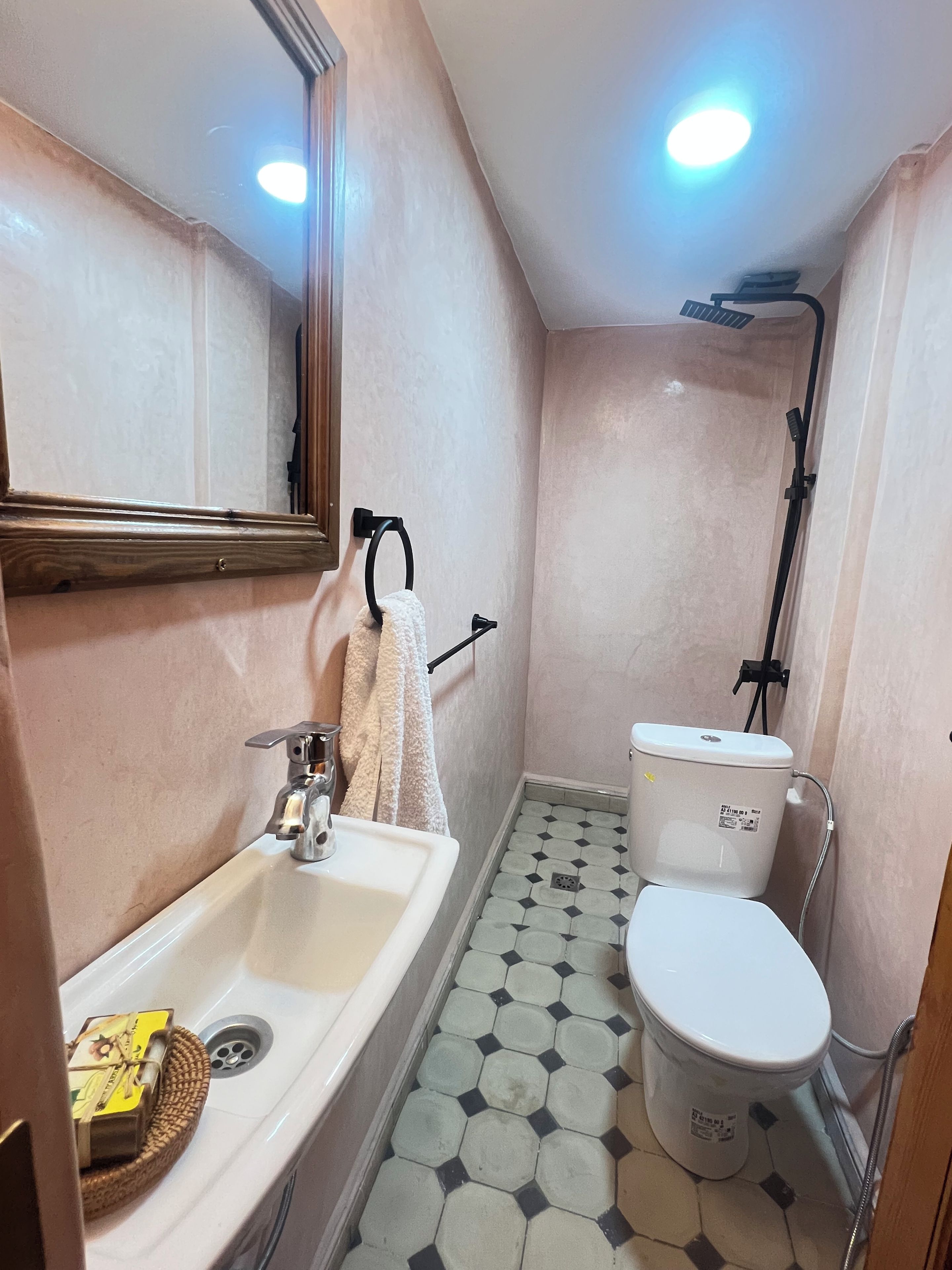 Un baño con lavamanos, inodoro y ducha.