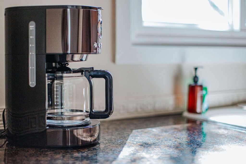 Una macchina da caffè su un piano di lavoro in cucina.