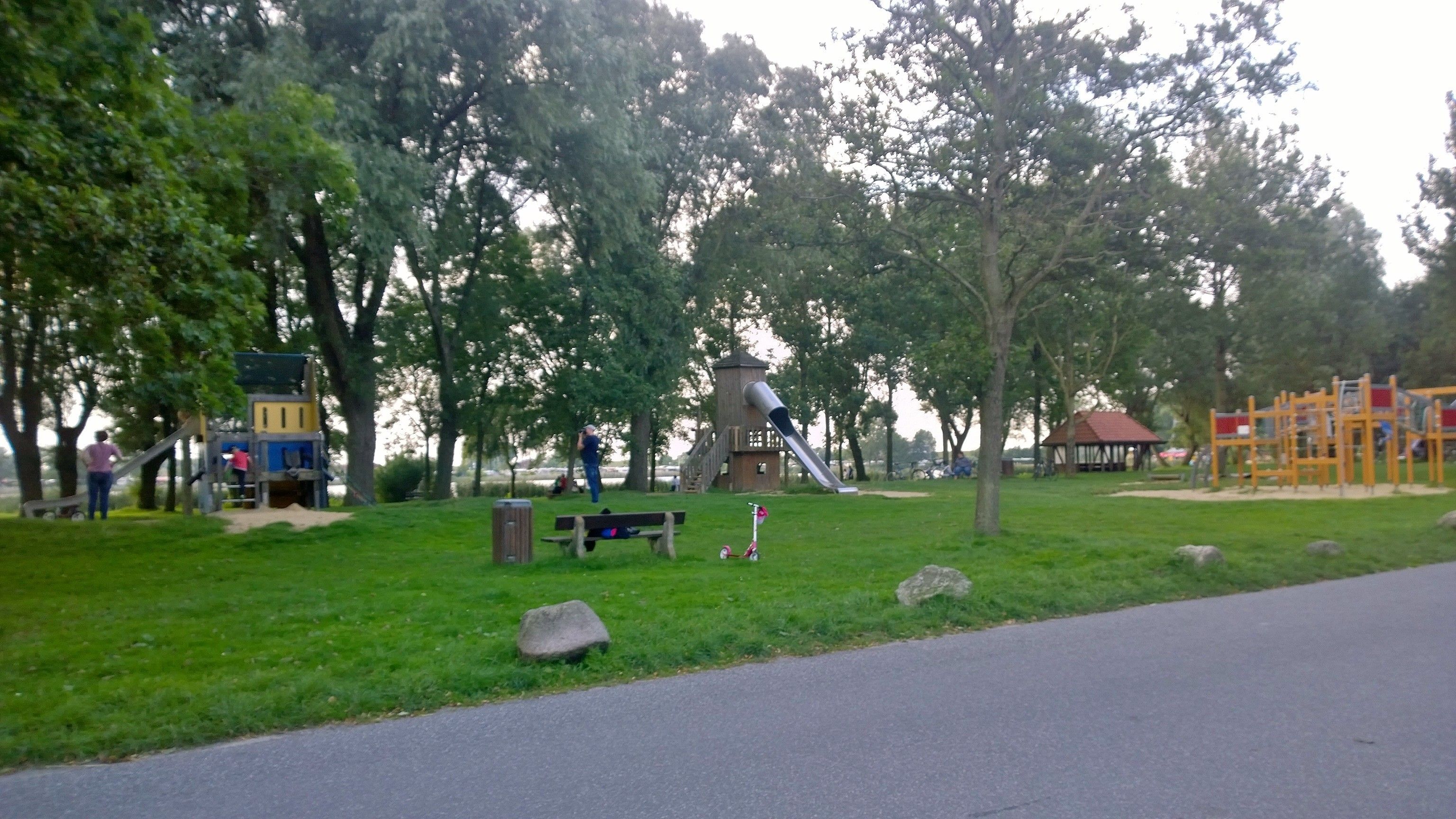 Un parc équipé d’aires de jeux pour enfants, d’un espace pique-nique et d’une petite structure en forme de tour.