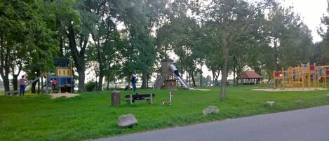 En park med lekutrustning, ett område för picknick och en liten tornliknande konstruktion.