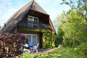 Exterior - Holiday Home Godewind with Terrace, Garden, Wi-Fi & Balcony Near Beach in Otterndorf (Otterndorf)
