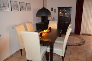 Dining - Holiday Home Godewind with Terrace, Garden, Wi-Fi & Balcony Near Beach in Otterndorf (Otterndorf)