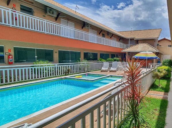 Un hôtel doté d’une piscine, d’un espace extérieur aménagé et d’un balcon.