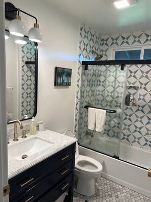 Unclassified image, 5 of 22, button - Charming 3-bedroom house in adorable Kenwood with cool vibes (Kenwood)