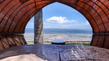 Una tienda de campaña con vista a la playa y al océano.