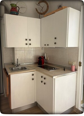 Private kitchen - Apartment VI with a terrace. Calm down. Views of the cathedral. A gem. (Jerez de la Frontera)