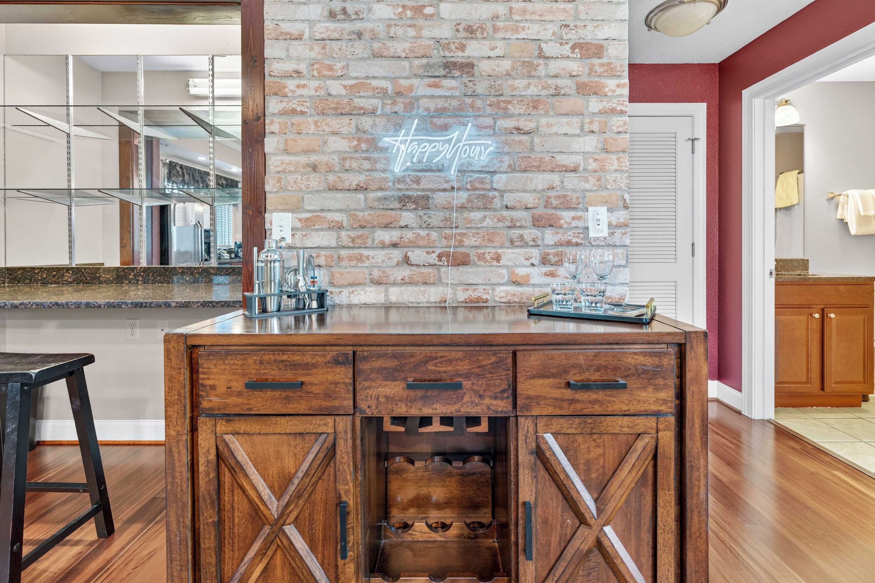 Una cucina con parete in mattoni, mobili in legno e insegna al neon.
