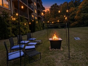 Eine Terrasse mit Sitzgelegenheiten im Freien und einem Feuerkorb.