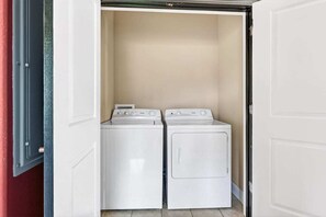 A laundry room with two white washing machines and a dryer. - Luxury, Views, Free Tickets, Saunas, Arcade, Peace (Gatlinburg)