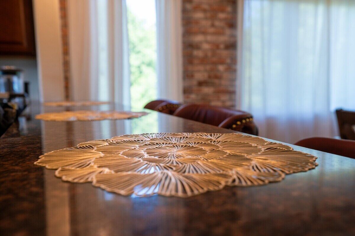 Une table à manger agrémentée d’un joli set de table.