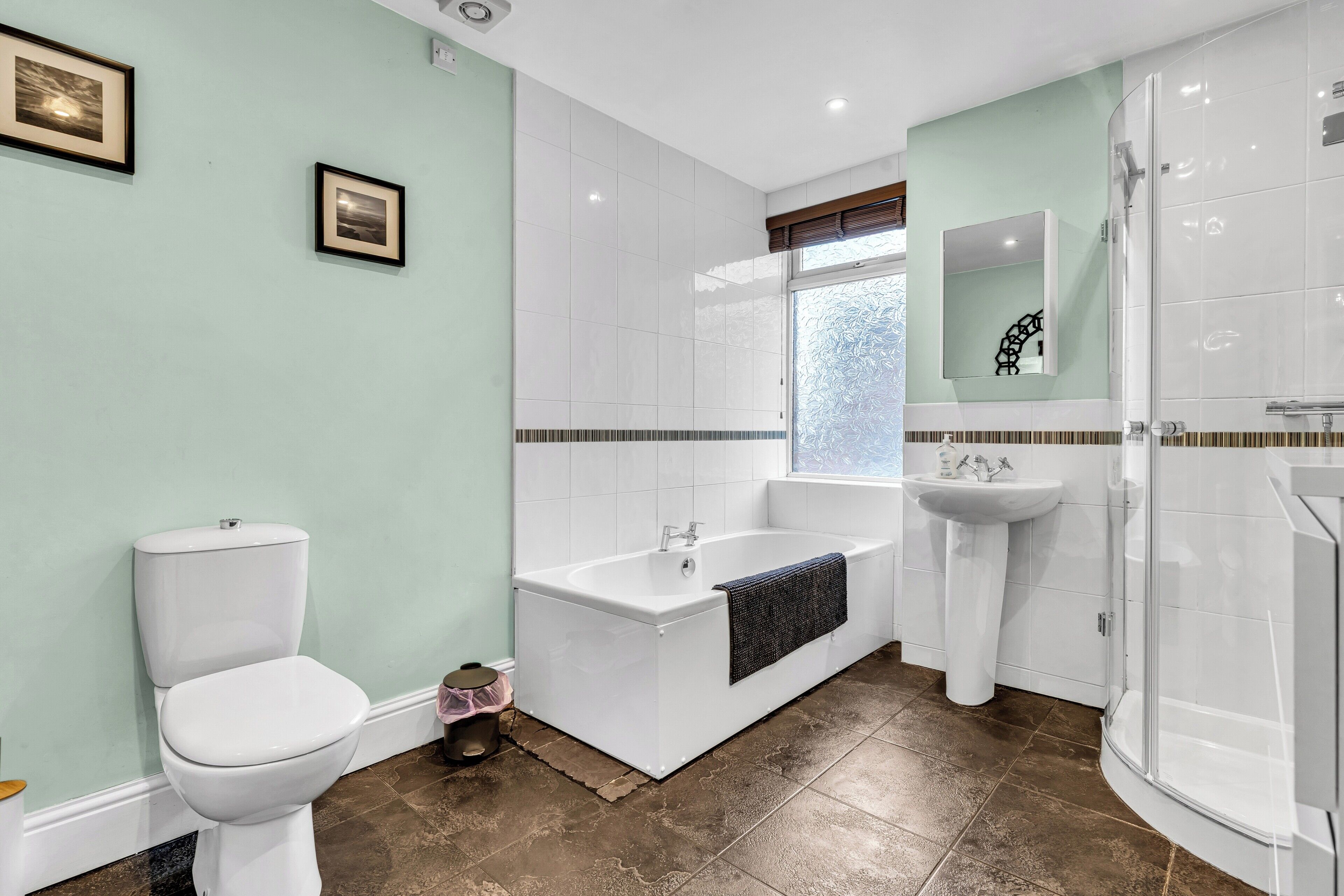 Ein Badezimmer mit Toilette, Badewanne, Dusche und Waschbecken.