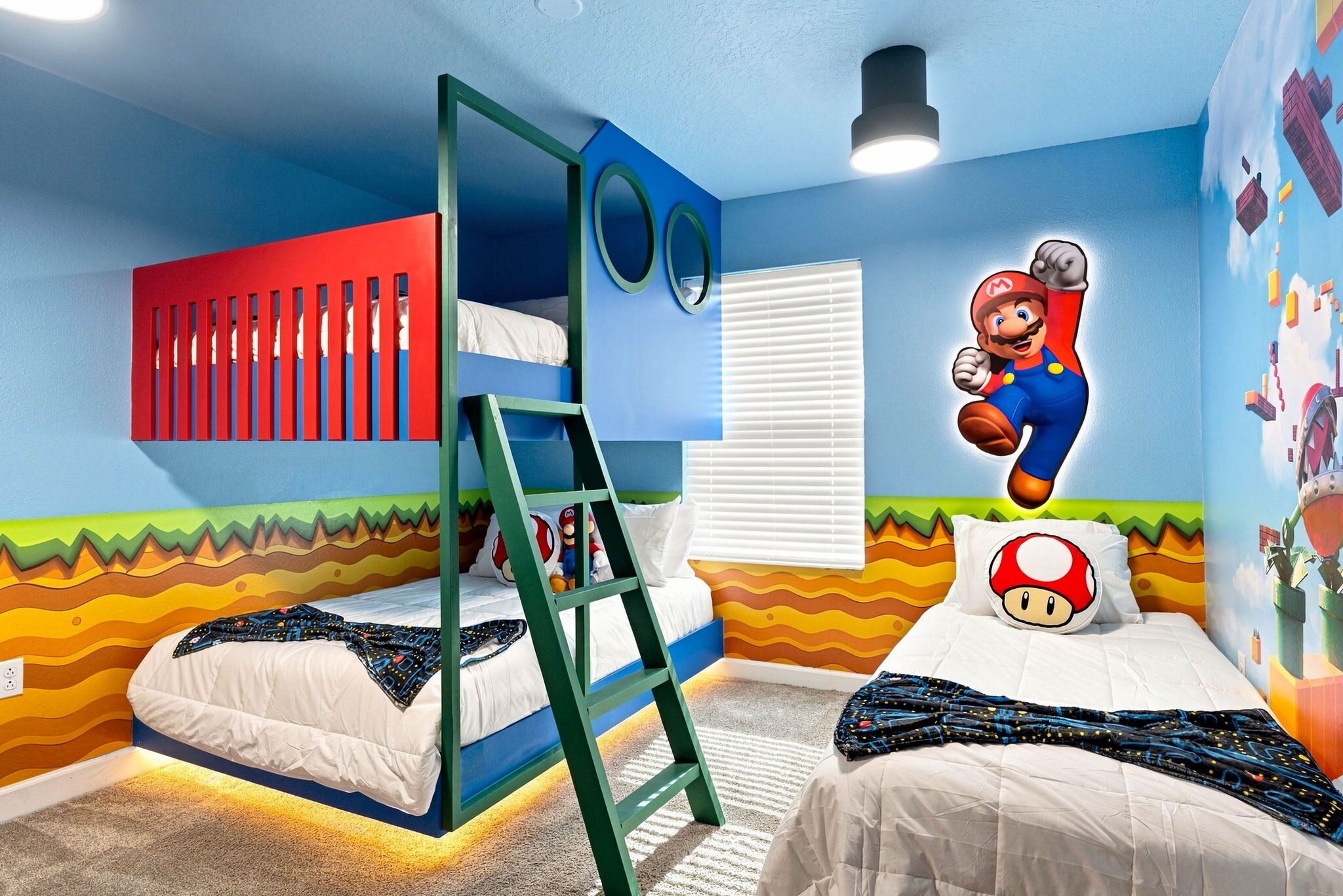 Ein Kinderzimmer mit Etagenbetten, einer Hängetreppe und Mario-Dekorationen.