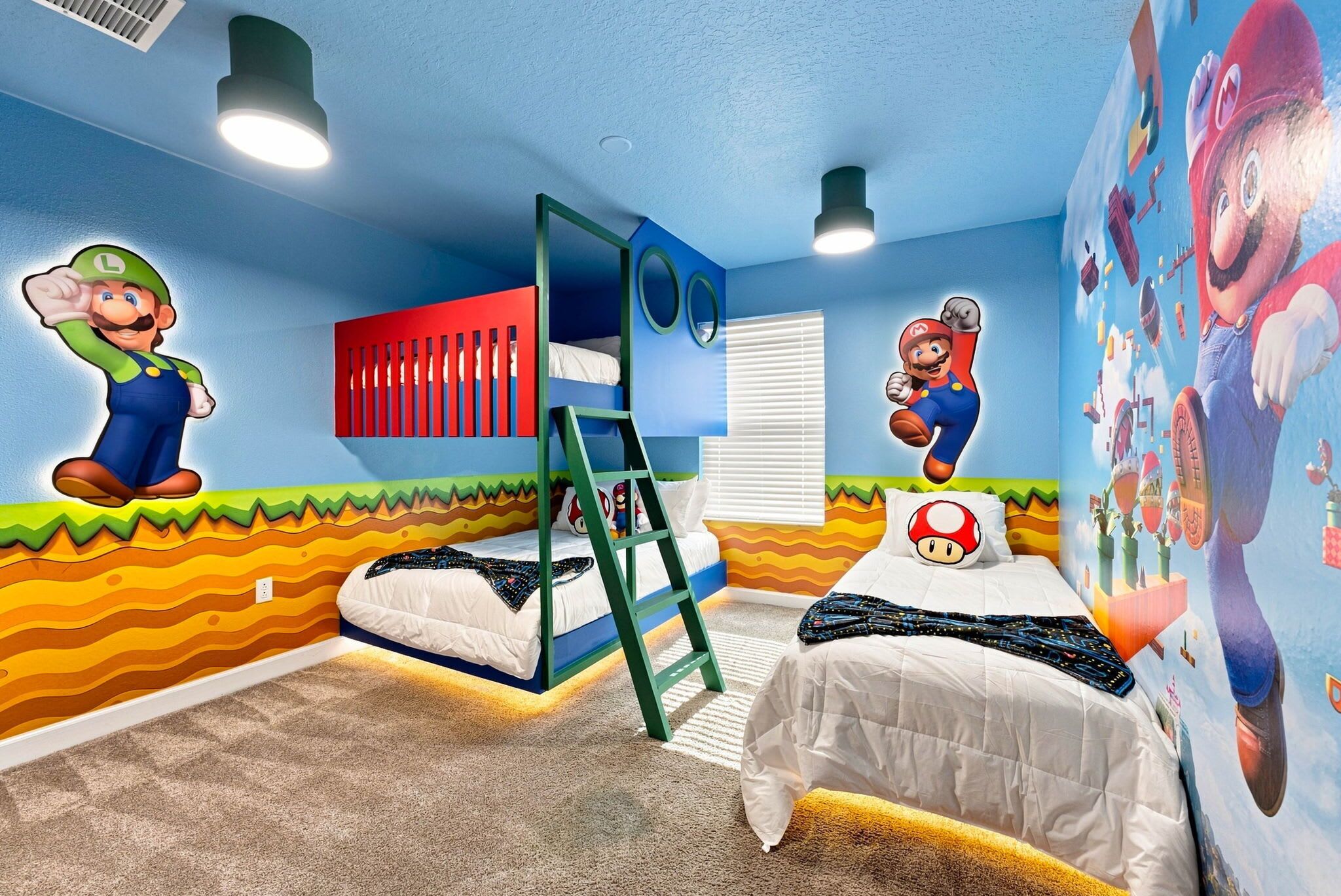 Un dormitorio infantil con dos camas, una litera y decoración de pared con temática de Mario.