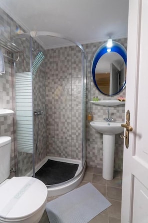 Articles de toilette gratuits, sèche-cheveux, serviettes fournies