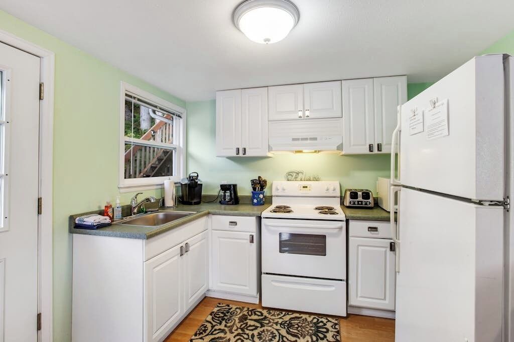 Coffee/tea maker, fridge, microwave, oven