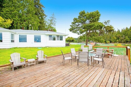 3BR Soundview Dog Friendly - Hot Tub - Deck