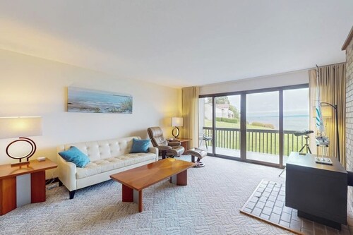 1BR ground-floor condo with indoor and outdoor pools