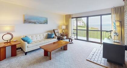 1BR ground-floor condo with indoor and outdoor pools