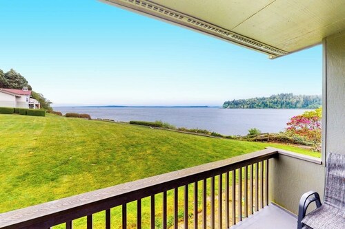 1BR ground-floor condo with indoor and outdoor pools