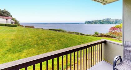 1BR ground-floor condo with indoor and outdoor pools