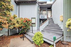 Un immeuble à plusieurs étages, avec un escalier menant à l’étage supérieur.