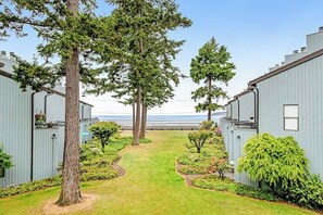 A pathway leading to a building with a view of the ocean. - 1BR Oceanview Birch Bay 2nd-Floor - Balcony (Blaine)