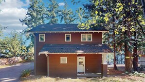A two-story house with a front porch, a garage, and a driveway. - 3BR Oceanfront Dog Friendly | Fireplace (Port Townsend)