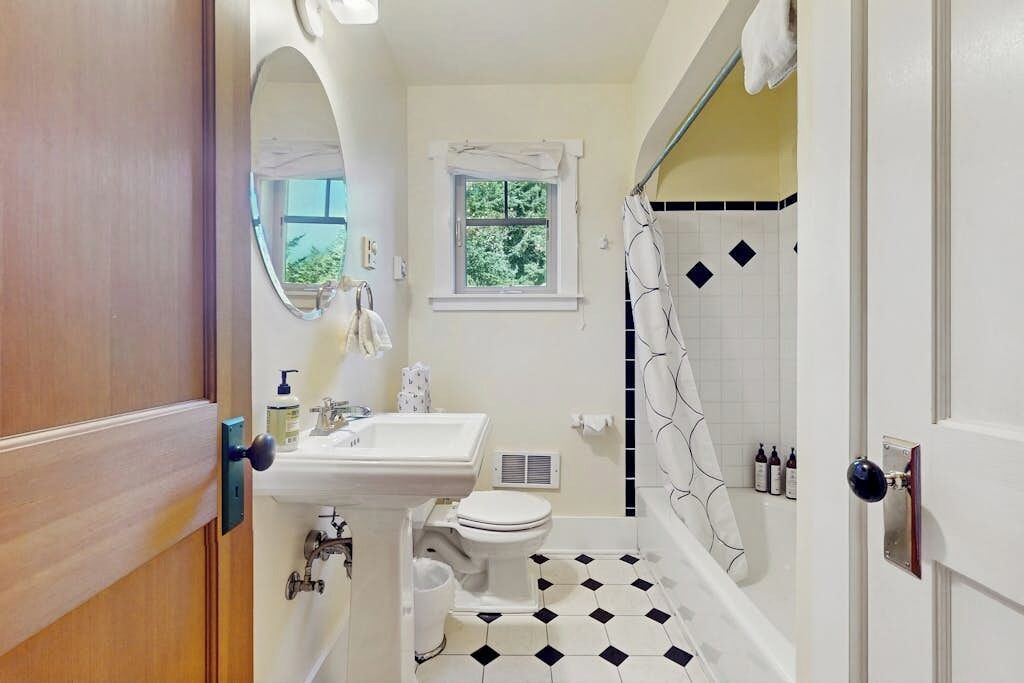 Un baño con lavamanos, inodoro y ducha.