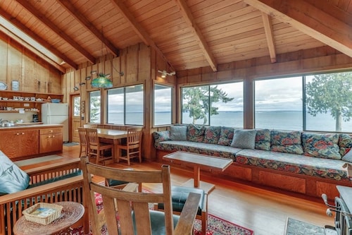 1BR water-view cabin with fireplace