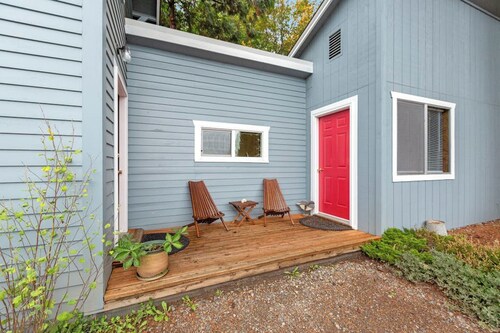 Dog-friendly 1BR with water views, kayaks & canoe