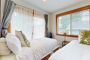 A bedroom with two beds, a window with blinds, a lamp on a bedside table, and a curtain. - Walkable 2BR Dog Friendly - Fireplace (Seattle)