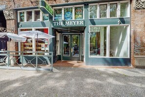 Une devanture de magasin avec une enseigne portant l’inscription « THE MEYER » et une clôture en métal devant.