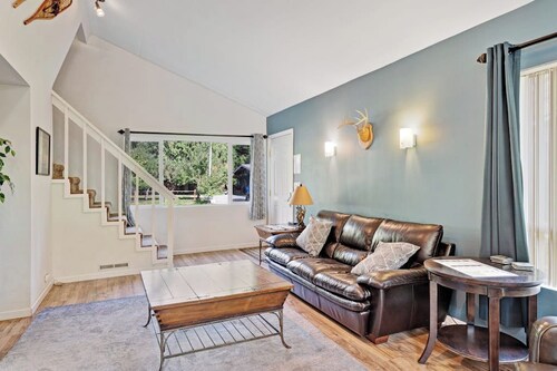 2BR Riverfront Dog Friendly - Hot Tub