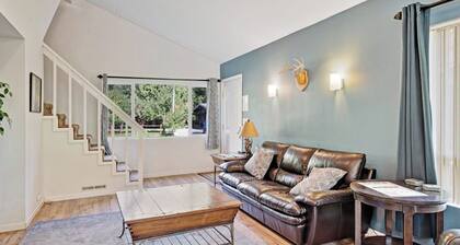 2BR Riverfront Dog Friendly - Hot Tub