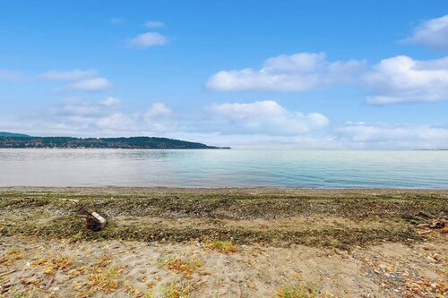 2BR Home on the water with beach access, & game room