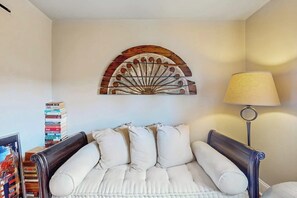Ein Schlafzimmer mit einem Bett, einer Lampe und einer Wanddekoration.