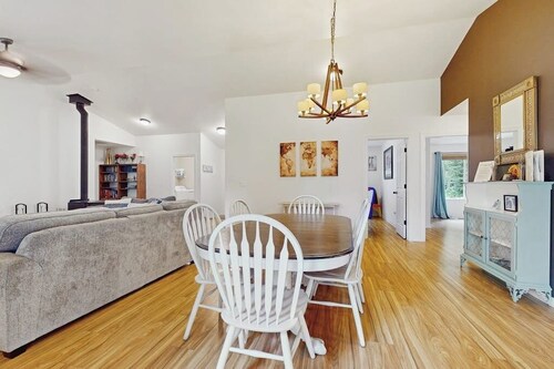 3BR lakefront dog-friendly house