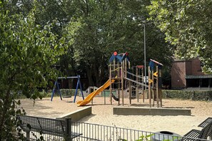 Une aire de jeux avec un toboggan et des structures d’escalade.