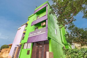 Un edificio de varios pisos con un letrero que dice 'Hotel Star Light' en la fachada.