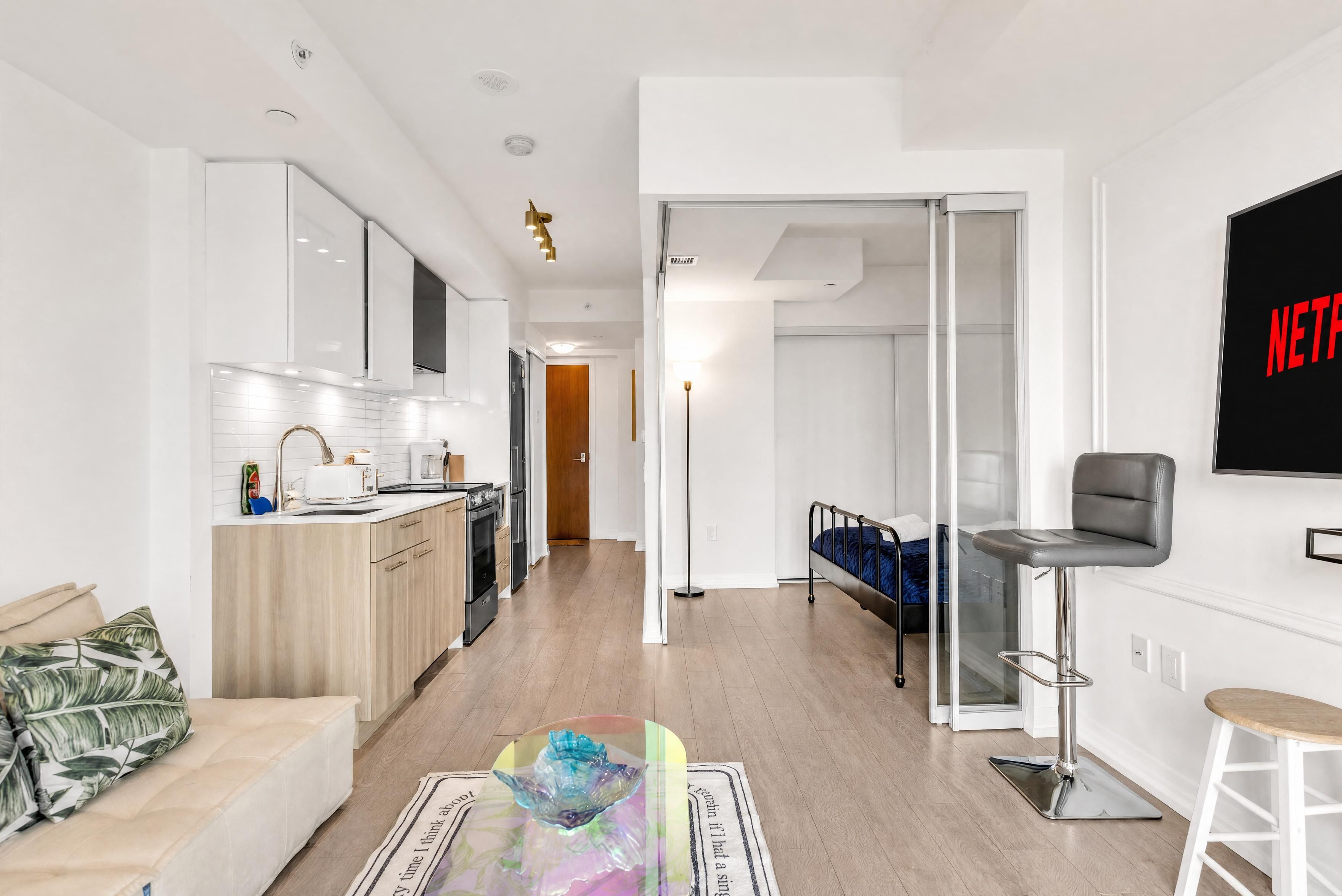 Un appartement moderne comprenant une cuisine, un coin repas et un espace de vie.
