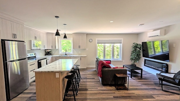Interior - Luxury 2BR Condo, 600m to Calabogie Track, Ski Hill & Trails (Greater Madawaska)