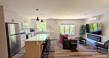 Luxury 2BR Condo, 600m to Calabogie Track, Ski Hill & Trails